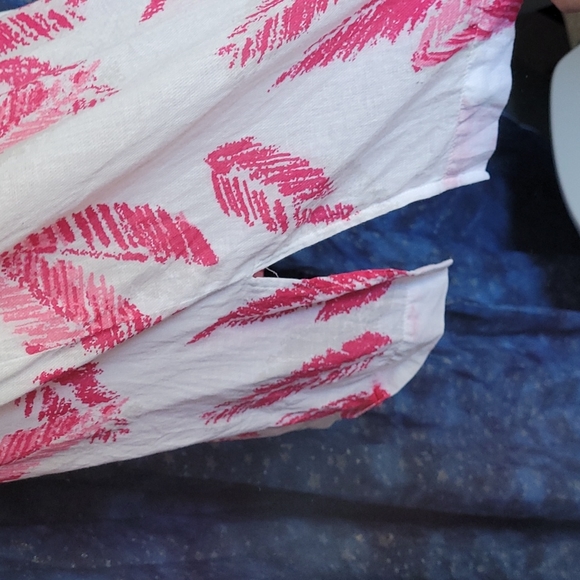 🍂3/$10 White Stag Lightweight White Cotton Blouse w/ Fuschia Feather/Leaf Print - Picture 5 of 11